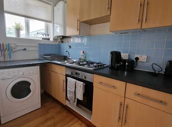 Studio Apartment, Private Parking, Walk To Centre, Uni And Hospital, Long Stay Prices