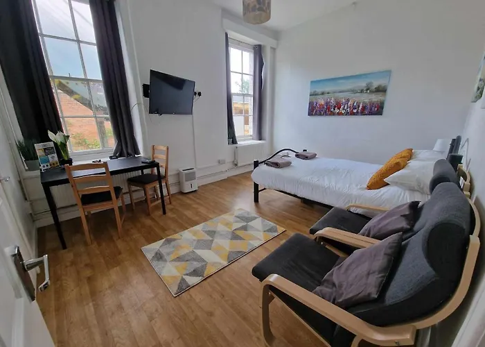 Studio Apartment, Private Parking, Walk To Centre, Uni And Hospital, Long Stay Prices