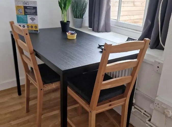 Studio Apartment, Private Parking, Walk To Centre, Uni And Hospital, Long Stay Prices