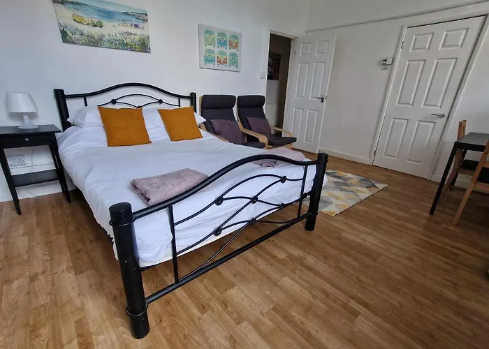 Studio Apartment, Private Parking, Walk To Centre, Uni And Hospital, Long Stay Prices