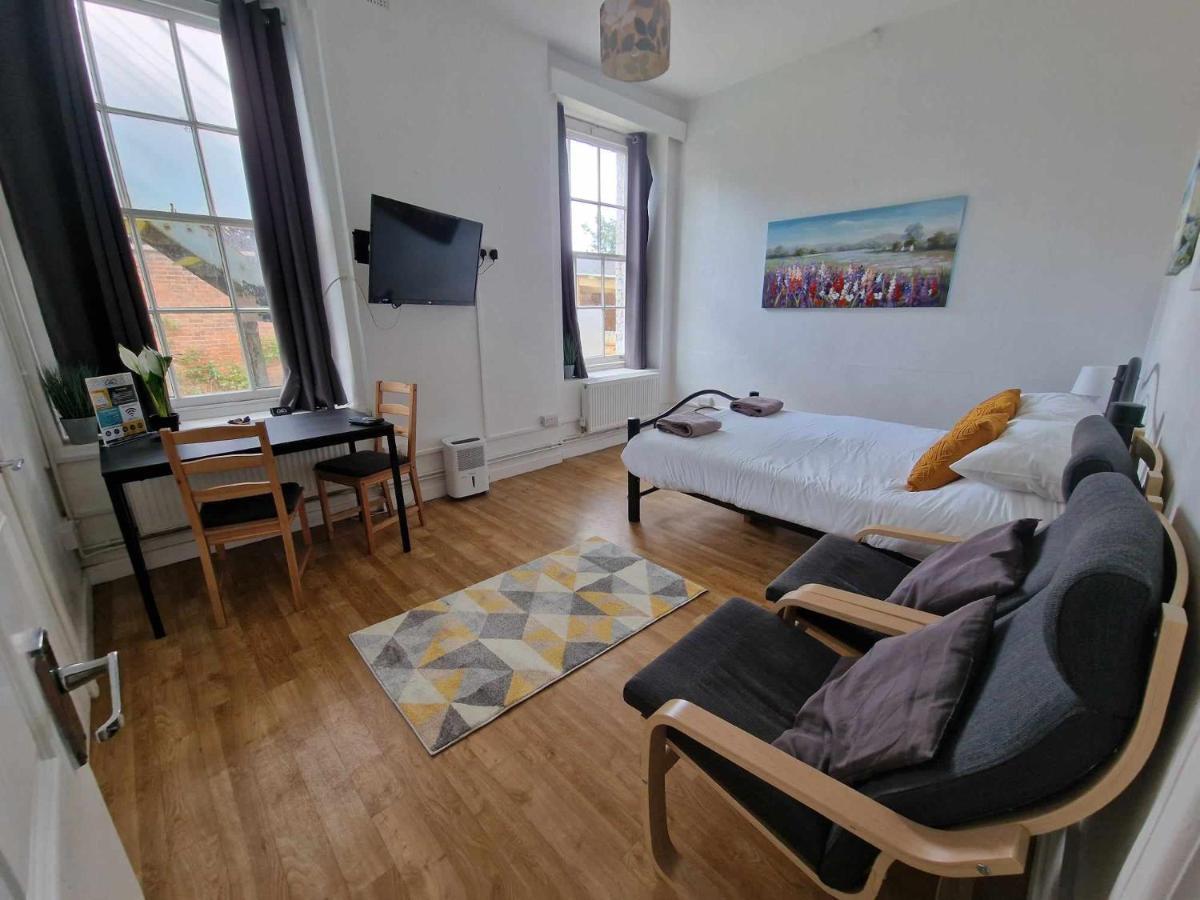 Apartment, Private Parking, Walk To Centre, Uni And Hospital, Long Prices Apartment