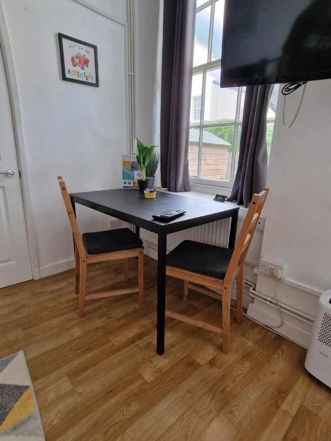 Apartment, Private Parking, Walk To Centre, Uni And Hospital, Long Prices Apartment